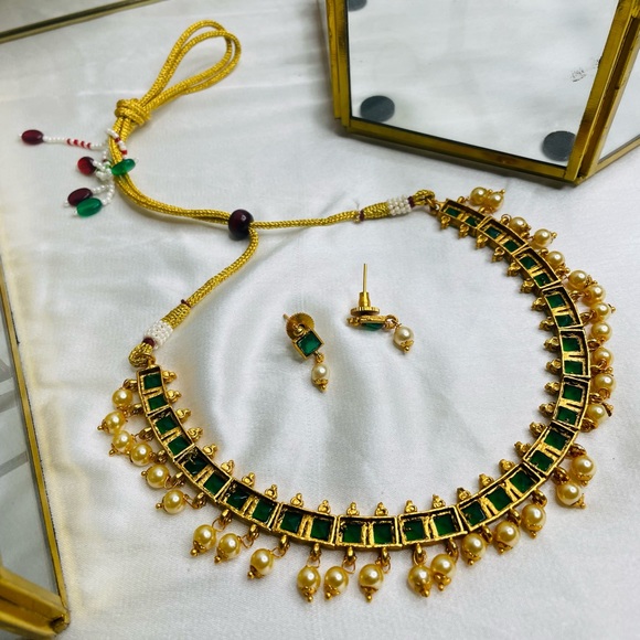 Regal Radiance Green Pearl and Gold Necklace from NYC - Picture 5 of 6